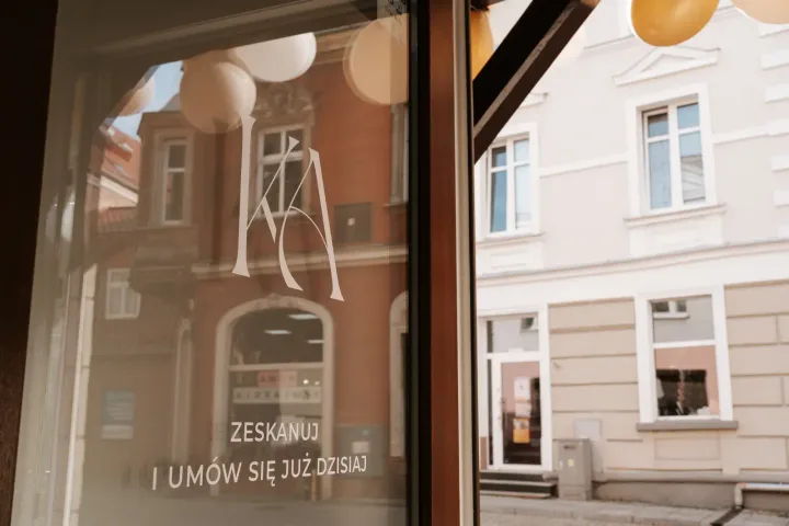 Drzwi wejściowe do gabinetu Ka.Cosmetology