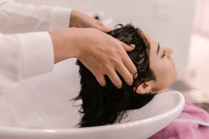 Mycie i masaż skóry głowy podczas zabiegu w salonie